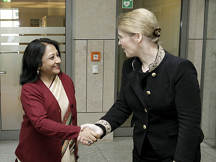 Vertreterin der indischen Delegation beim Händeschütteln mit Corinna Franke-Wöller