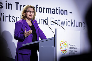Auf de Foto sieht man Bundesentwicklungsministerin Svenja Schulze auf dem Forum Wirtschaft und Entwicklung