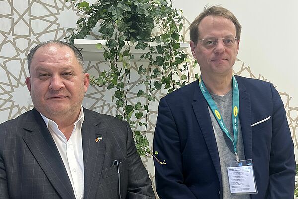 Auf dem Bild sieht man Samer Haj Yacoub mit Matthias Weber