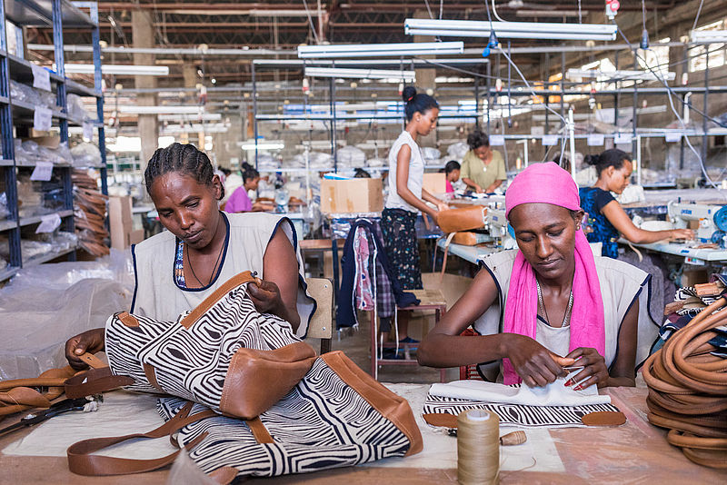 Mitarbeiterinnen in Textilfabrik 