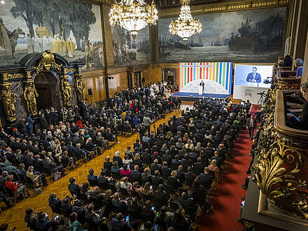 Konferenzteilnehmer im gro&szlig;em Saal