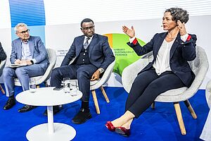 Paneldiskussion auf der HSC 2024 mit internationalen Gästen, Ausschnitt hier: eine Frau und zwei Männer