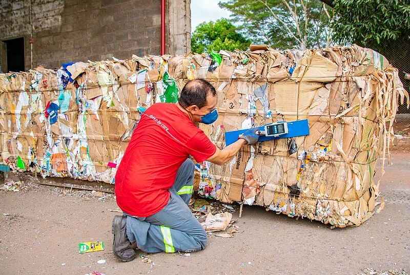 Mann vor Müllballen