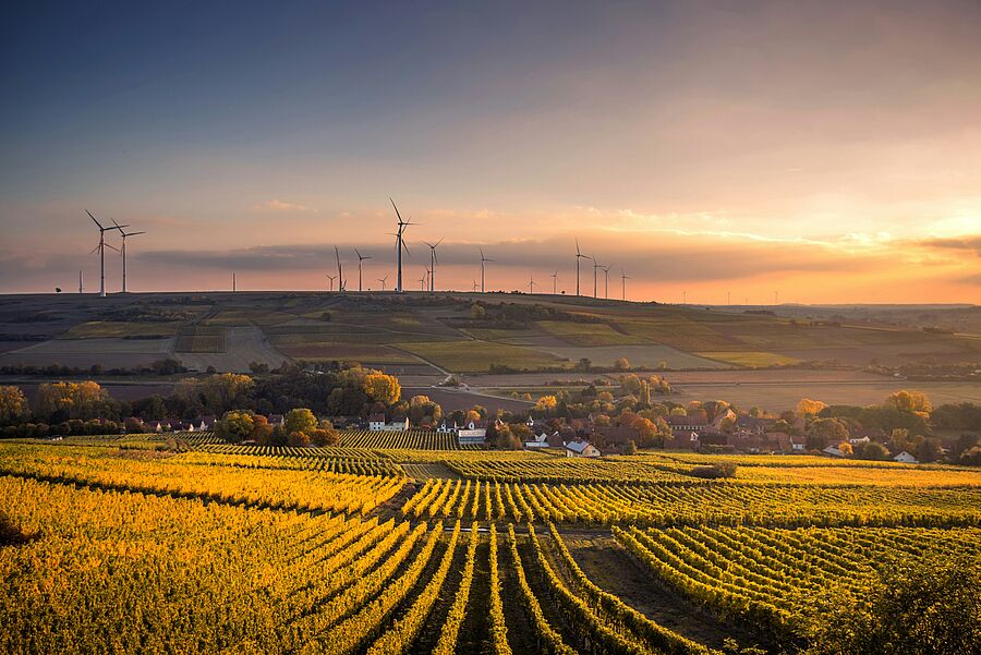 Blick auf Land mit Feldern und Windrädern/structural shot of windmills