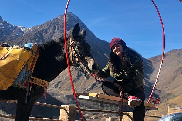 Das Bild zeigt Yasemine Zerrad aus Marokko, die im Hohen Atlas ein Guesthouse f&uuml;hrt.. 