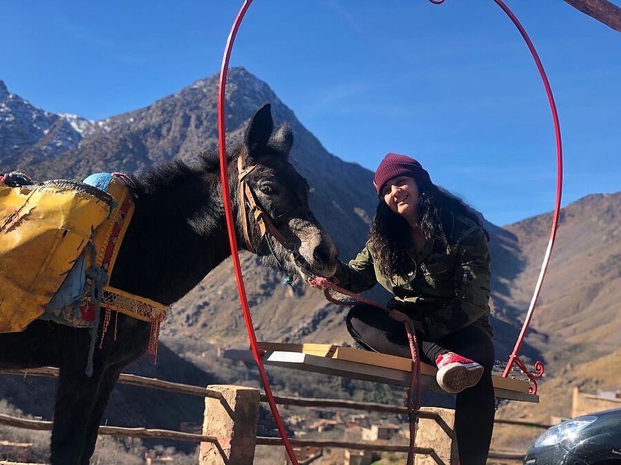 Das Bild zeigt Yasemine Zerrad aus Marokko, die im Hohen Atlas ein Guesthouse f&uuml;hrt.. 