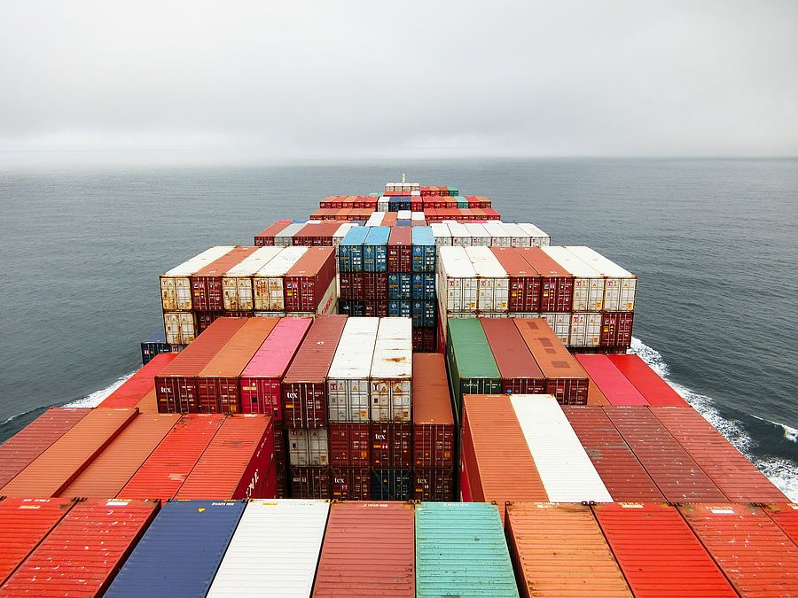 Container auf einem Schiff