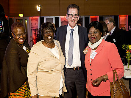 Gerd Müller neben kongolesischen Botschafterin und zwei weiteren Frauen der kongolesischen Delegation