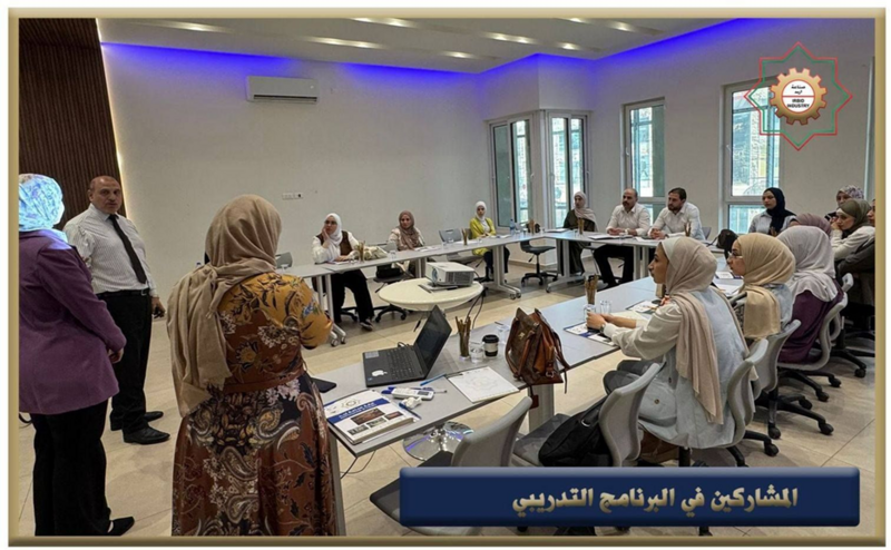 Jordanische Frauen an einem Tisch sitzend und Trainer bei einem Workshop in Irbid