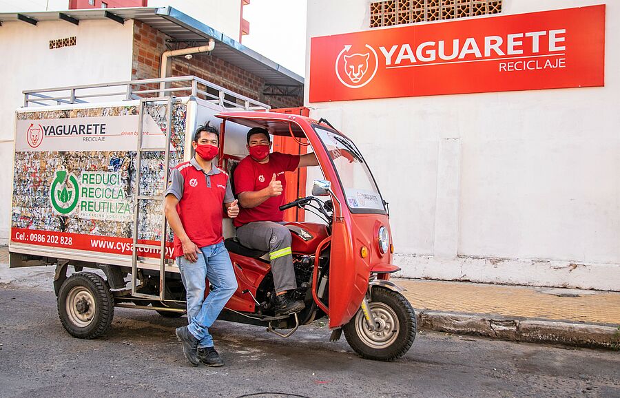 Tuk Tuk vor Ankaufstelle für Altpapier