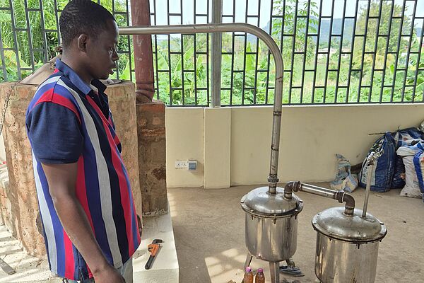 kleine Pyrolyseanlage in einem Projektvorhaben in Ghana mit männlicher Person