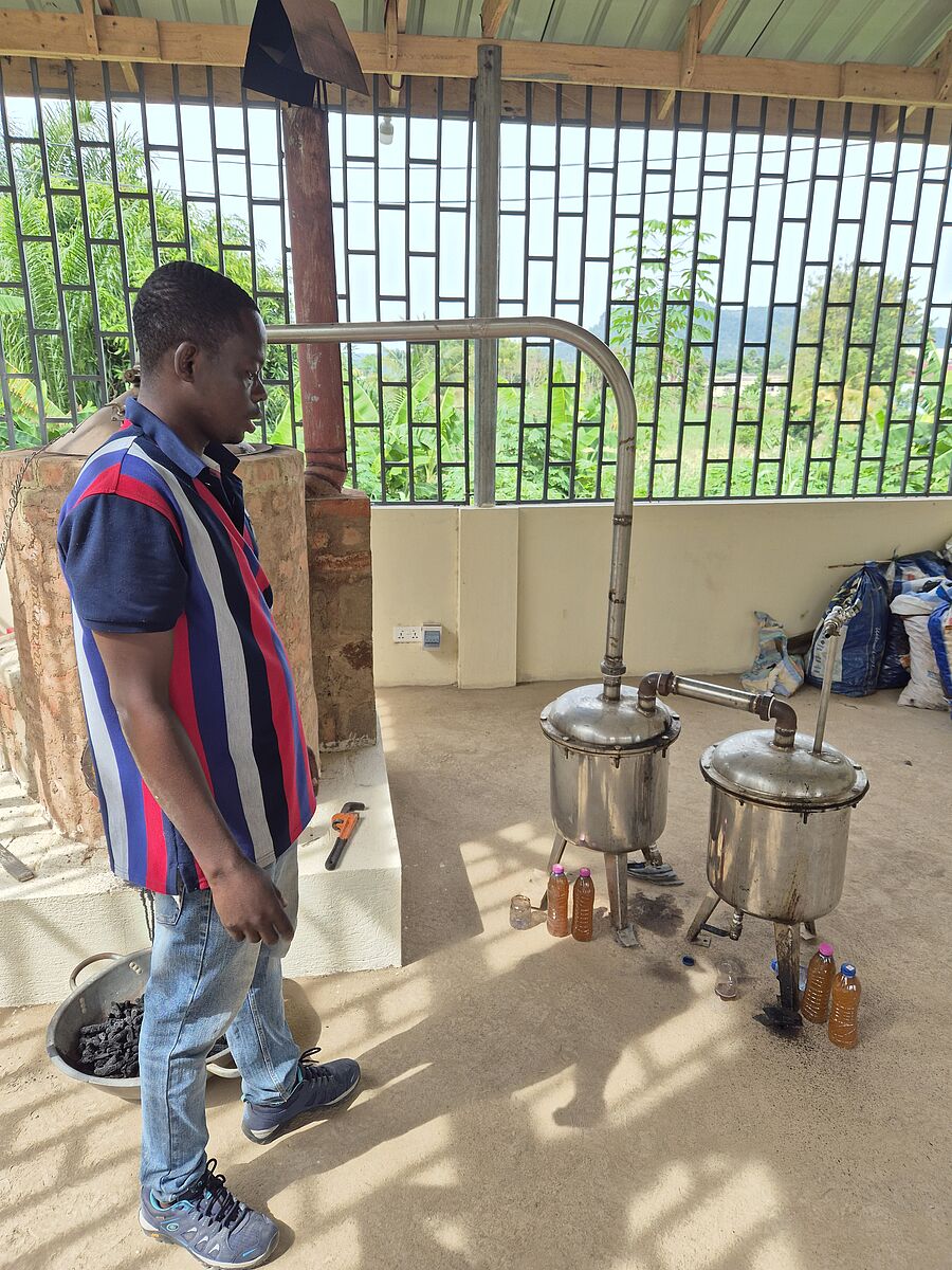 kleine Pyrolyseanlage in einem Projektvorhaben in Ghana mit männlicher Person
