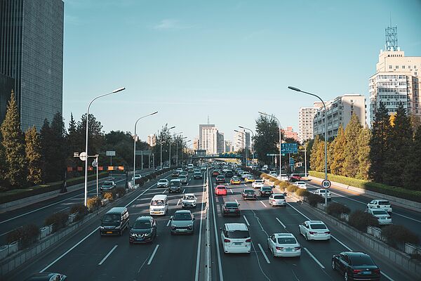 Das Bild zeigt den Straßenverkehr in China.
