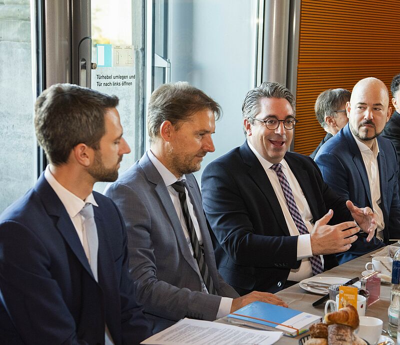 Parlamentarisches Frühstück des IPD im Bundeswirtschaftsministerium (BMWE) mit Staatssekretär Stefan Rouenhoff (2. von rechts) und Marcus Schwenke vom BGA (rechts). 