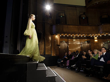 Frau Mode grünes Kleid