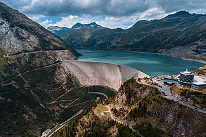 Staudamm in bergiger Landschaft