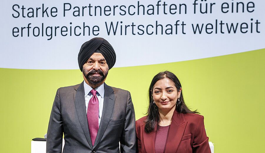 Auf dem Foto sieht man Weltbankpr&auml;sident Ajay Banga mit Entwicklungsministerin Reem Alabali-Radovan auf einer Veranstaltung des Bundesministeriums f&uuml;r wirtschaftliche Zusammenarbeit und Entwicklung (BMZ) 