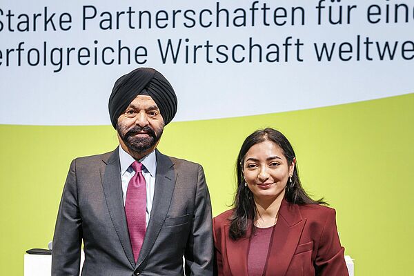 Auf dem Foto sieht man Weltbankpr&auml;sident Ajay Banga mit Entwicklungsministerin Reem Alabali-Radovan auf einer Veranstaltung des Bundesministeriums f&uuml;r wirtschaftliche Zusammenarbeit und Entwicklung (BMZ) 