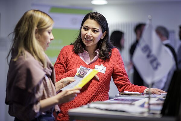 Auf dem Foto sieht man: Ekaterina L&eacute;austic (Messe Augsburg) und Turkan Maharramova (Bundesverband Energiespeichersysteme e.V.) (v.l.)