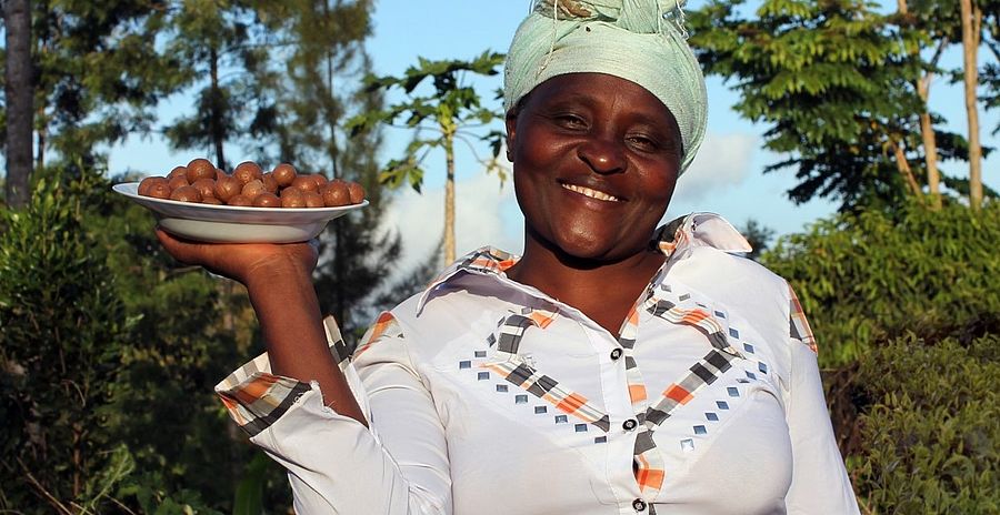 Kenianische Frau mit Macadamia Nüssen