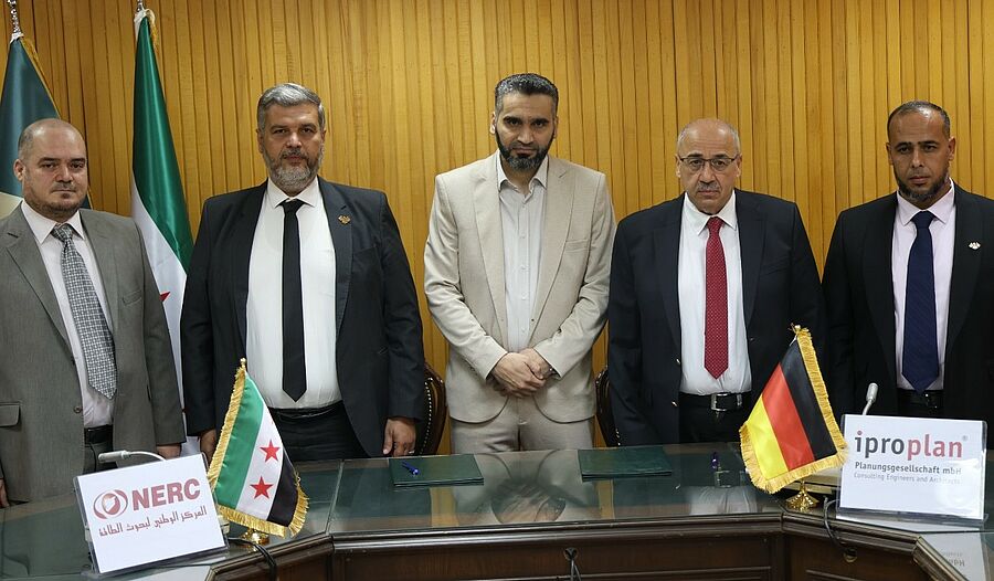 Auf dem Bild sieht man M&auml;nner vom deutschen Unternehmen Iproplan und dem syrischen Energieministerium NERC, die zusammenarbeiten.