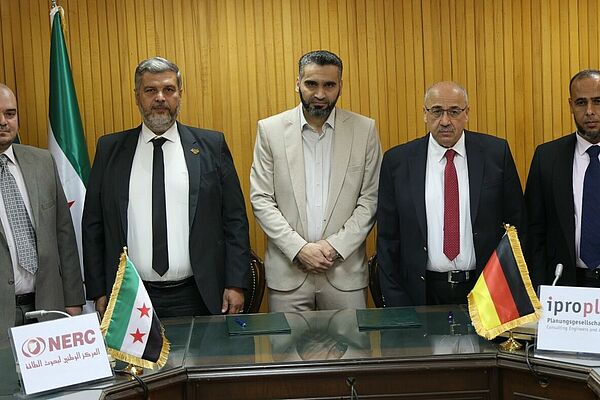 Auf dem Bild sieht man M&auml;nner vom deutschen Unternehmen Iproplan und dem syrischen Energieministerium NERC, die zusammenarbeiten.