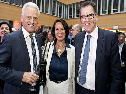 Gerd Müller mit Schweizer Diplomatin Christine Schraner Burgener und einem weiteren Gast