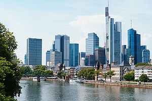 Gro&szlig;stadt am Wasser