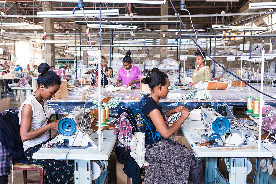Frauen in einer Textilfabrik bei der Arbeit