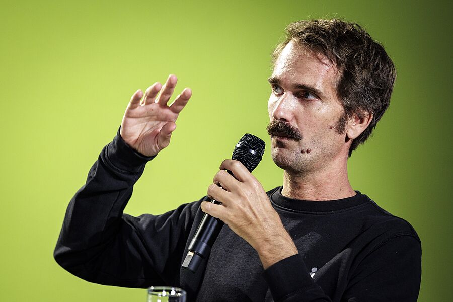 Auf dem Foto sieht man Paul Bethke, den Gründer von Lemonaid und Charitea