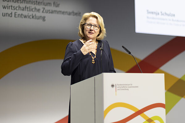 Das Bild zeigt Entwicklungsministerin Svenja Schulze bei ihrer programmatischen Rede