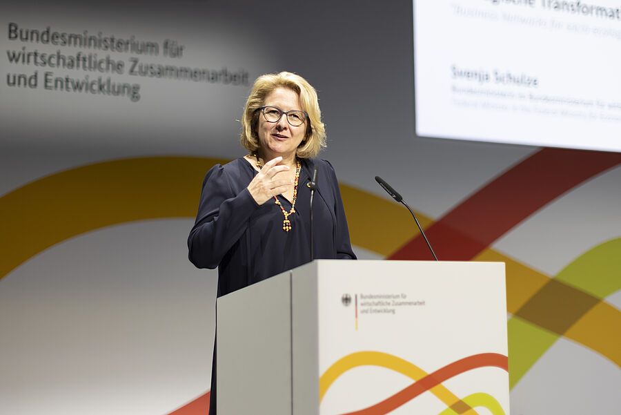 Das Bild zeigt Entwicklungsministerin Svenja Schulze bei ihrer programmatischen Rede