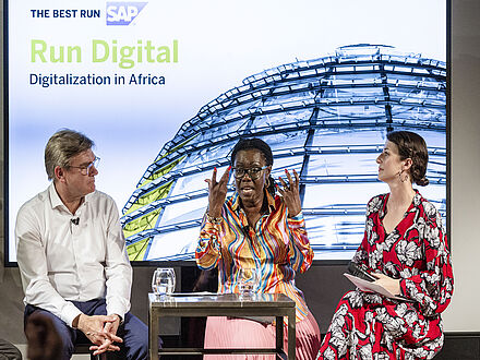 Drei Personen bei Panel Digitaliztion in Africa