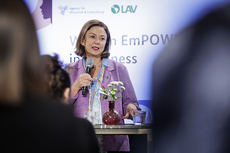 Das Bild zeigt Ana Güezmes von der Economic Commission for Latin America and the Caribbean der Vereinten Nationen bei ihrer Rede während der Veranstaltung.