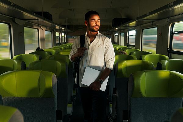 Mann mit Laptop im Flixtrain