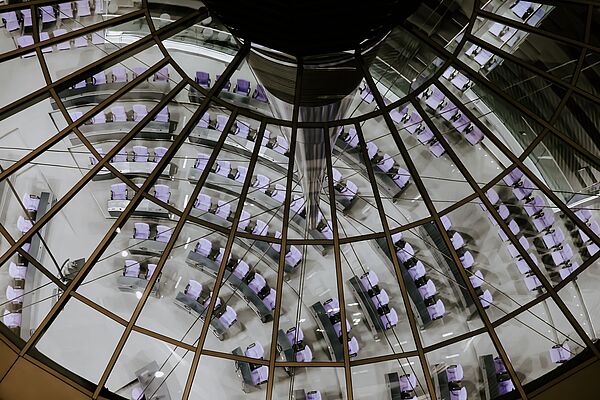Blick von der Glaskuppel in den Plenarsaal des deutschen Bundestags