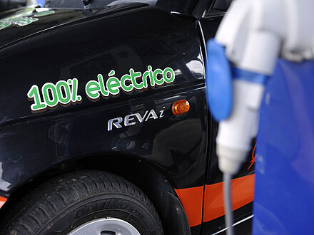 Schwarzes Elektroauto mit grüner Aufschrift 100% eléctrico