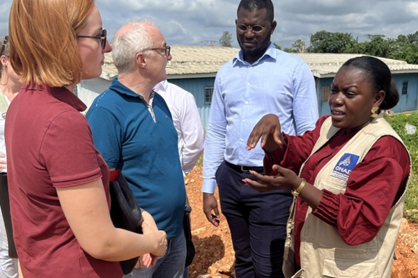 Auf dem Foto sieht man Wasserexpert*innen tauschen sich bei einer Leistungsschau in Côte d’Ivoire aus. Es handelt sich um eine projektbezogene Fördermaßnahme im Rahmen des Markterschließungsprogramms für KMU des Bundesministeriums für Wirtschaft und Klimaschutz (BMWK).