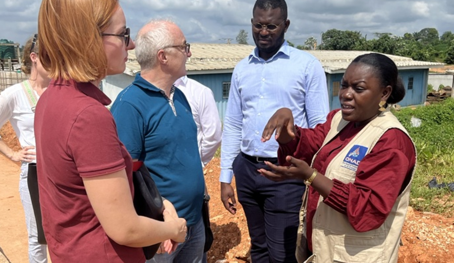 Auf dem Foto sieht man Wasserexpert*innen tauschen sich bei einer Leistungsschau in Côte d’Ivoire aus. Es handelt sich um eine projektbezogene Fördermaßnahme im Rahmen des Markterschließungsprogramms für KMU des Bundesministeriums für Wirtschaft und Klimaschutz (BMWK).