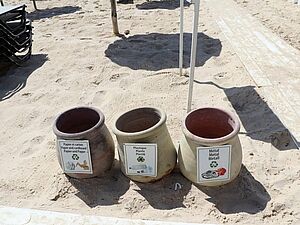 Das Bild zeigt drei Abfallbehälter für Papier, Plastik in Tunesien.