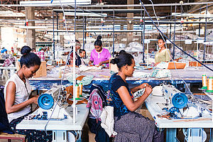 Frauen in Nähfabrik