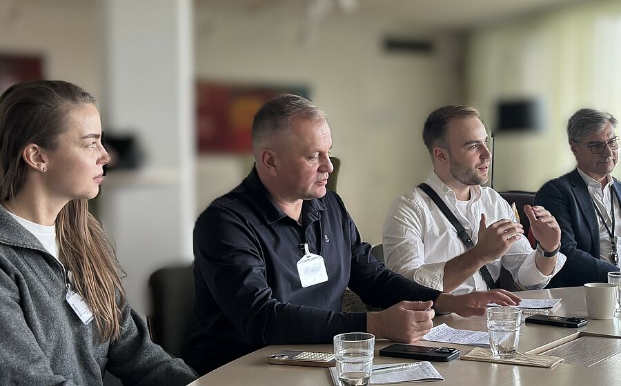 Auf dem Bild sieht man, Mitarbeiter*innen von Garde Consulting und dem  Architektur- und Ingenieurdienstleister Sweco aus Schweden, die &uuml;ber gemeinsame Projekte beraten.