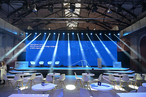 Das Bild zeigt die Bühne des Launch-Events des entwicklungspolitischen Netzwerks [digital.global] 