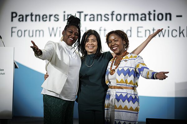 Auf dem Foto sieht man v.l.n.r: Onejiru Arfmann (Future Female Africa), Karla Beteta (Agentur für Wirtschaft und Entwicklung), Pauline Koelbl (ShEquity)