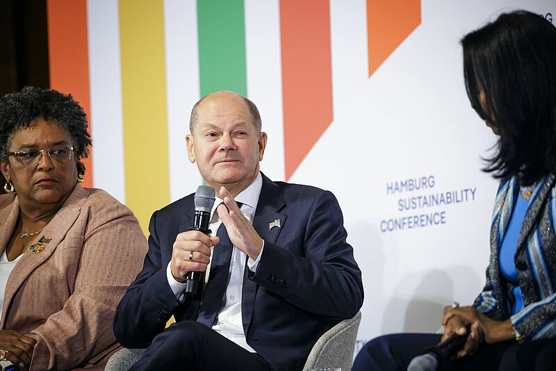 Auf dem Bild sieht man das Eröffnungspanel der HSC mit Olaf Scholz und Mia Mottley, Premierministerin von Barbados.