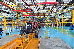 Traktoren in Industriegebäude