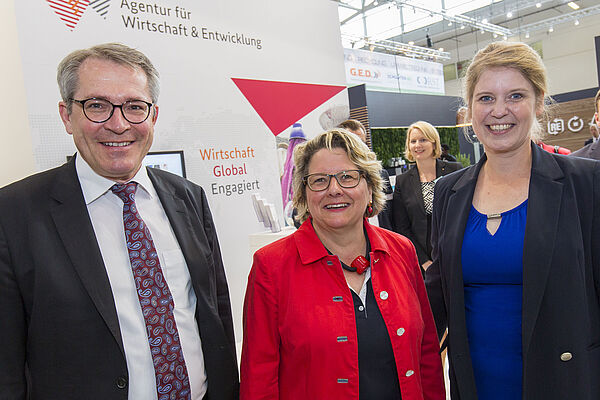 Svenja Schulze mit Corinna Franke-W&ouml;ller auf Messeveranstaltung