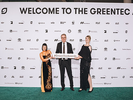 Corinna Franke-Wöller, AWE Beraterin Kieu Ly Doan mit Greentec Awards Schild