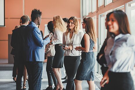 Geschäftsleuten stehen im Konferenzraum 