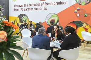 Auf dem Foto sieht man den Messestand des IPD auf der Fruit Logistica 2024